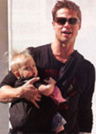 Ο Brad Pitt φοράει το μωρό του με μάρσιπους αγκαλιάς