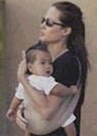 Η Angelina Jolie φοράει το μωρό της με μάρσιπους αγκαλιάς