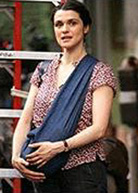 Η Rachel Weisz φοράει το μωρό της με μάρσιπους αγκαλιάς