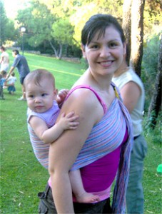 Με το μωρό στην πλάτη σε μαρσιπο ring sling" title="Με το μωρό στην πλάτη σε μαρσιπο ring sling