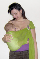 Θηλασμός μωρού σε όρθια θέση, ιδανική για μωρά με παλινδρόμηση