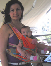 Μωράκι 6 μηνών με τα πόδια έξω και κοιτάζοντας μπροστά σε μάρσιπο mei tai