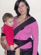 Με μεγάλο παιδί καθισμένο στο πλάι σε μάρσιπο mei tai