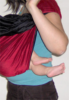 Αφήνοντας τα ποδαράκια του μωρού έξω, εξασφαλίζεις απόλυτο έλεγχο της θέσης του όσο θηλάζει