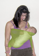 Θηλασμός μωρού σε sling με το κεφάλι στην ίδια πλευρά με τους κρίκους