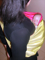 Για νεογέννητα μωράκια ξαπλωμένα στο μάρσιπο αγκαλιάς