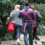 Περπάτημα μαζί με το μωρό σε μάρσιπο sling