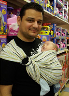 Μπαμπάς και μωρό σε ring sling