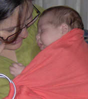 Νεογέννητο μωρό σε sling