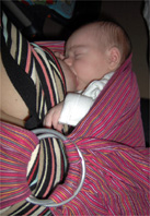 Μωράκι λίγων ημερών θηλάζει ξαπλωμένο σε ring sling