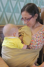 Θηλασμός βρέφους σε μάρσιπο ring sling