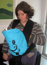 Η μαμά θηλάζει το μωρό της στο Mei tai Αστεράκι sling