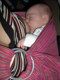 Θηλασμός μωρού σε μαρσιπο ring sling