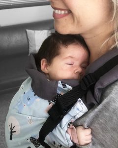 Μωράκι που κοιμάται ήσυχο σε εργονομικό μάρσιπο από τα Αστεράκι Slings